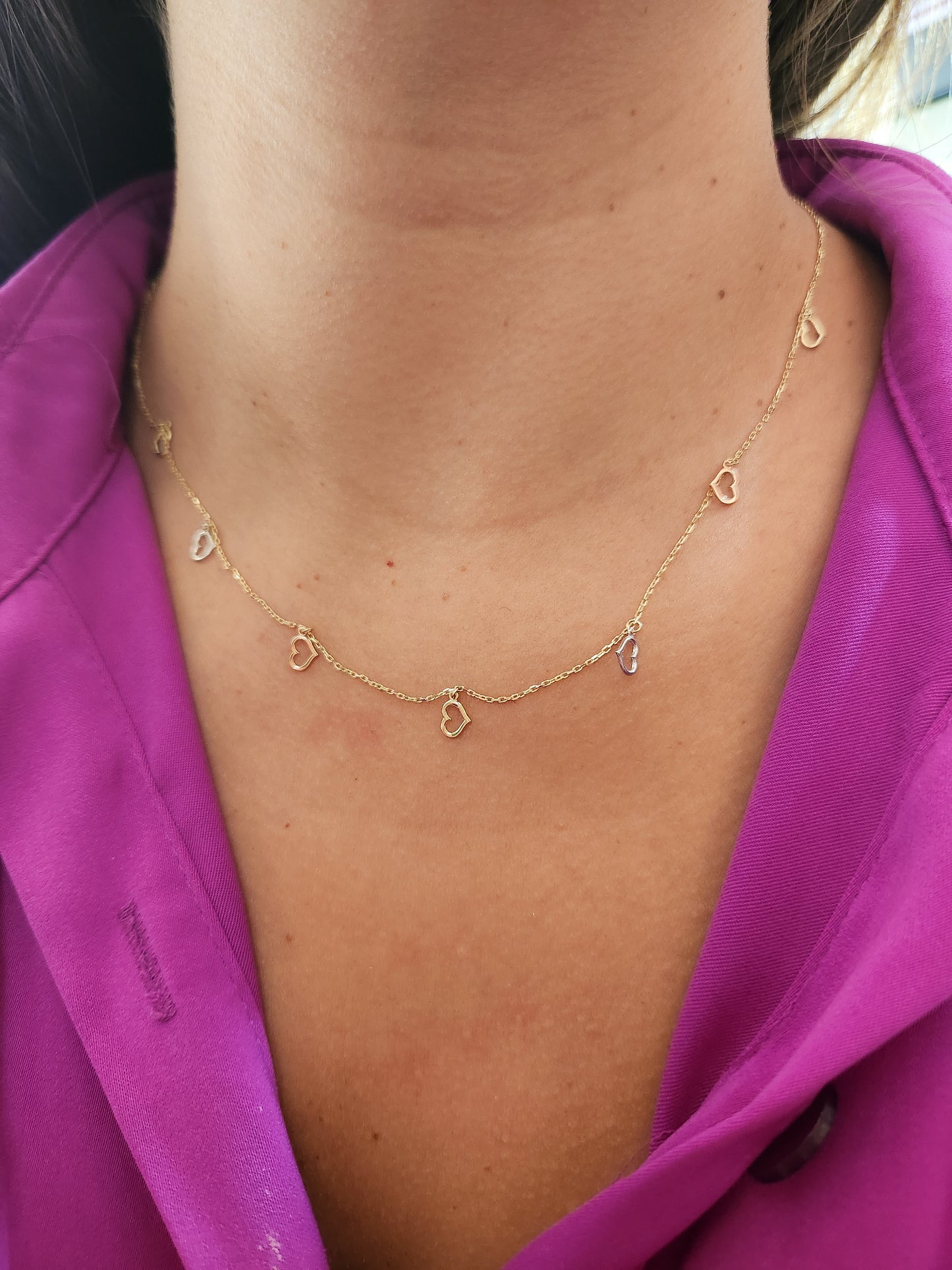 Gargantilla con varios dijes de corazón