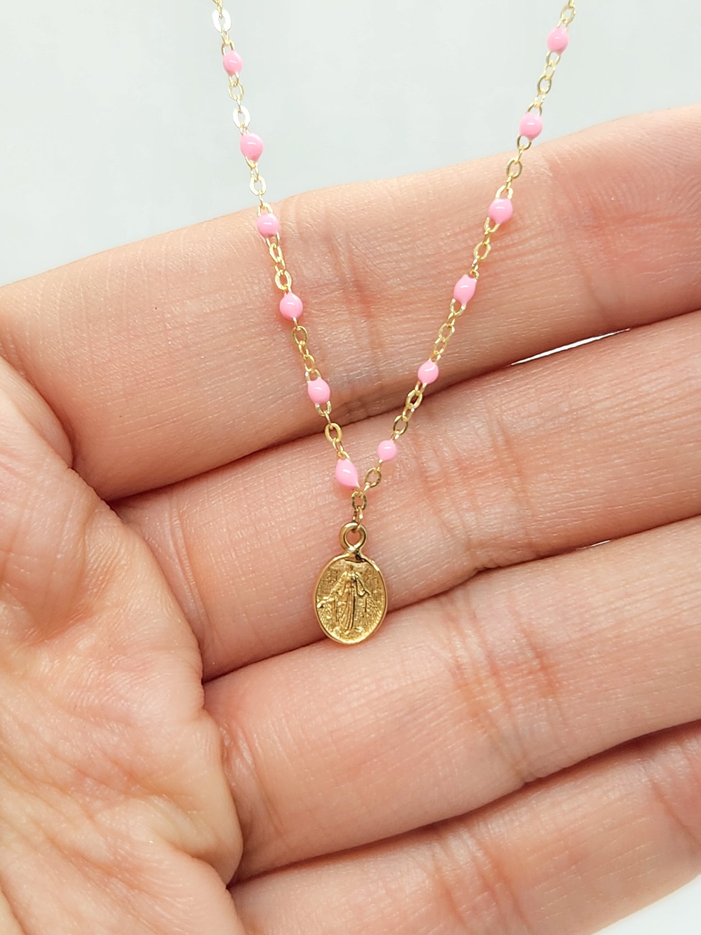 Gargantilla con dije medalla virgen y con detalles en esmalte rosa
