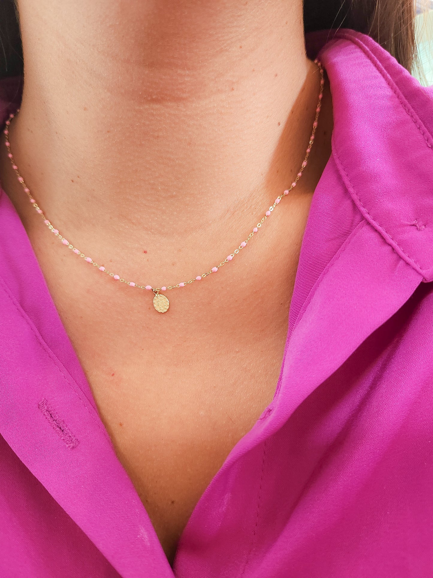 Gargantilla con dije medalla virgen y con detalles en esmalte rosa