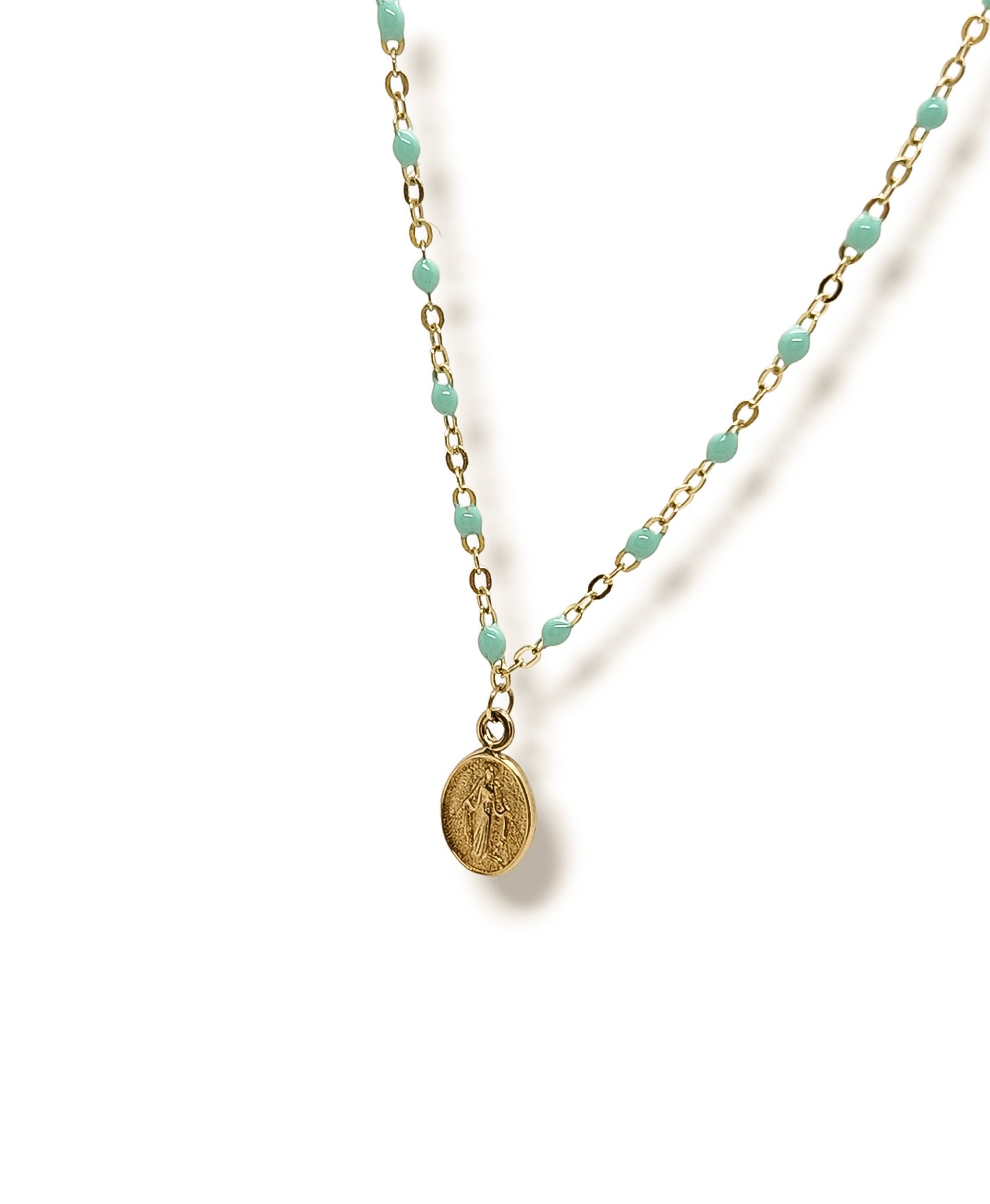 Gargantilla con dije medalla virgen y con detalles en esmalte verde