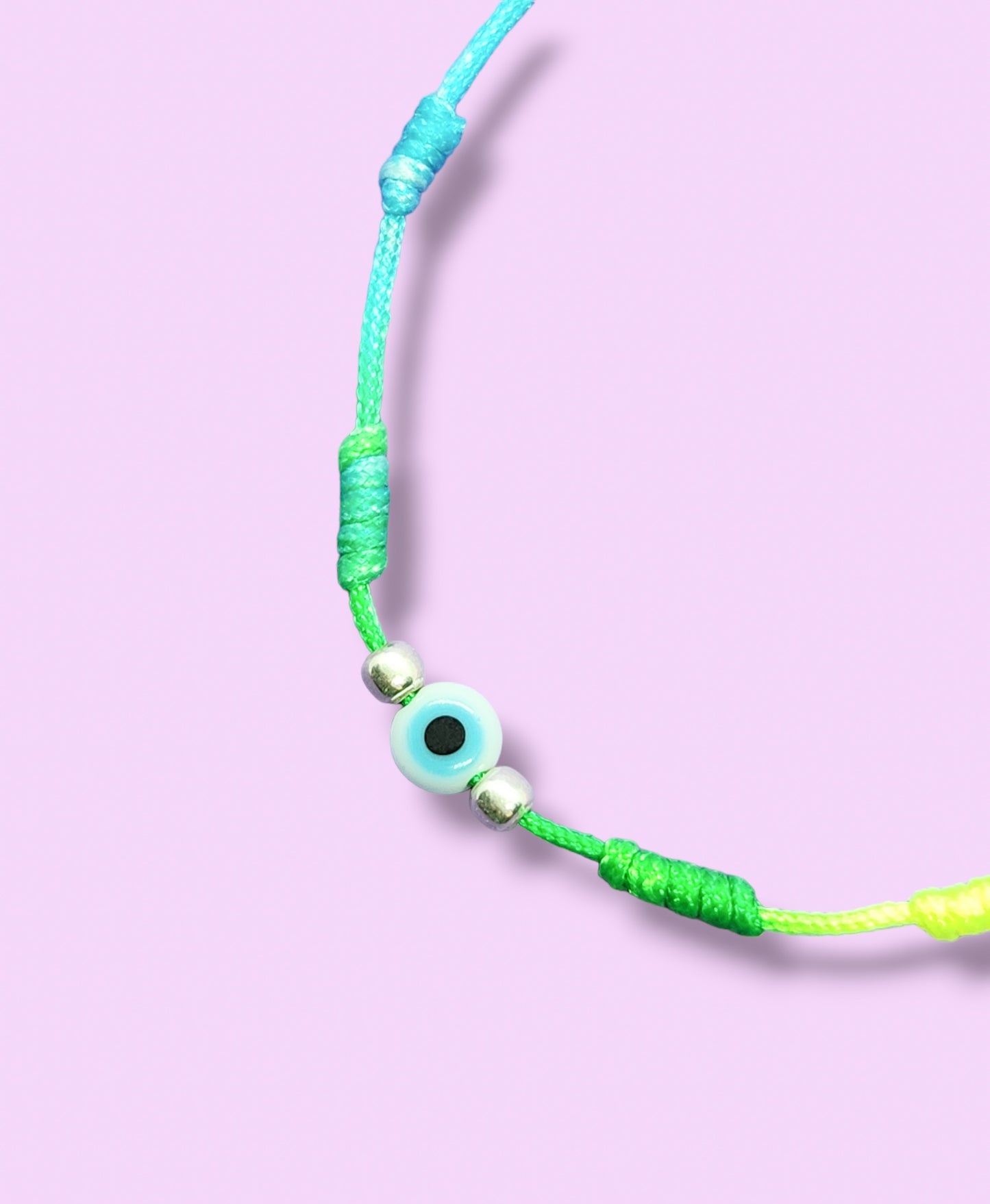 Pulsera de hilo de colores con ojo turco y bolitas de plata
