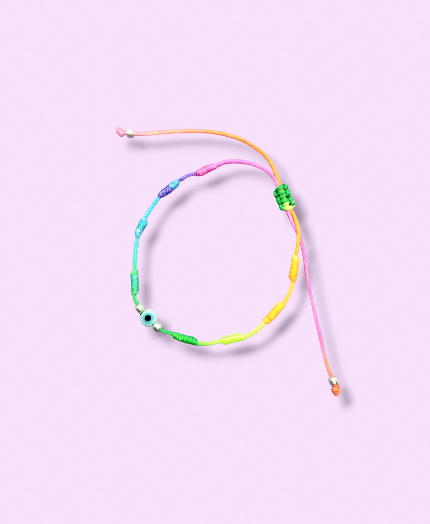 Pulsera de hilo de colores con ojo turco y bolitas de plata