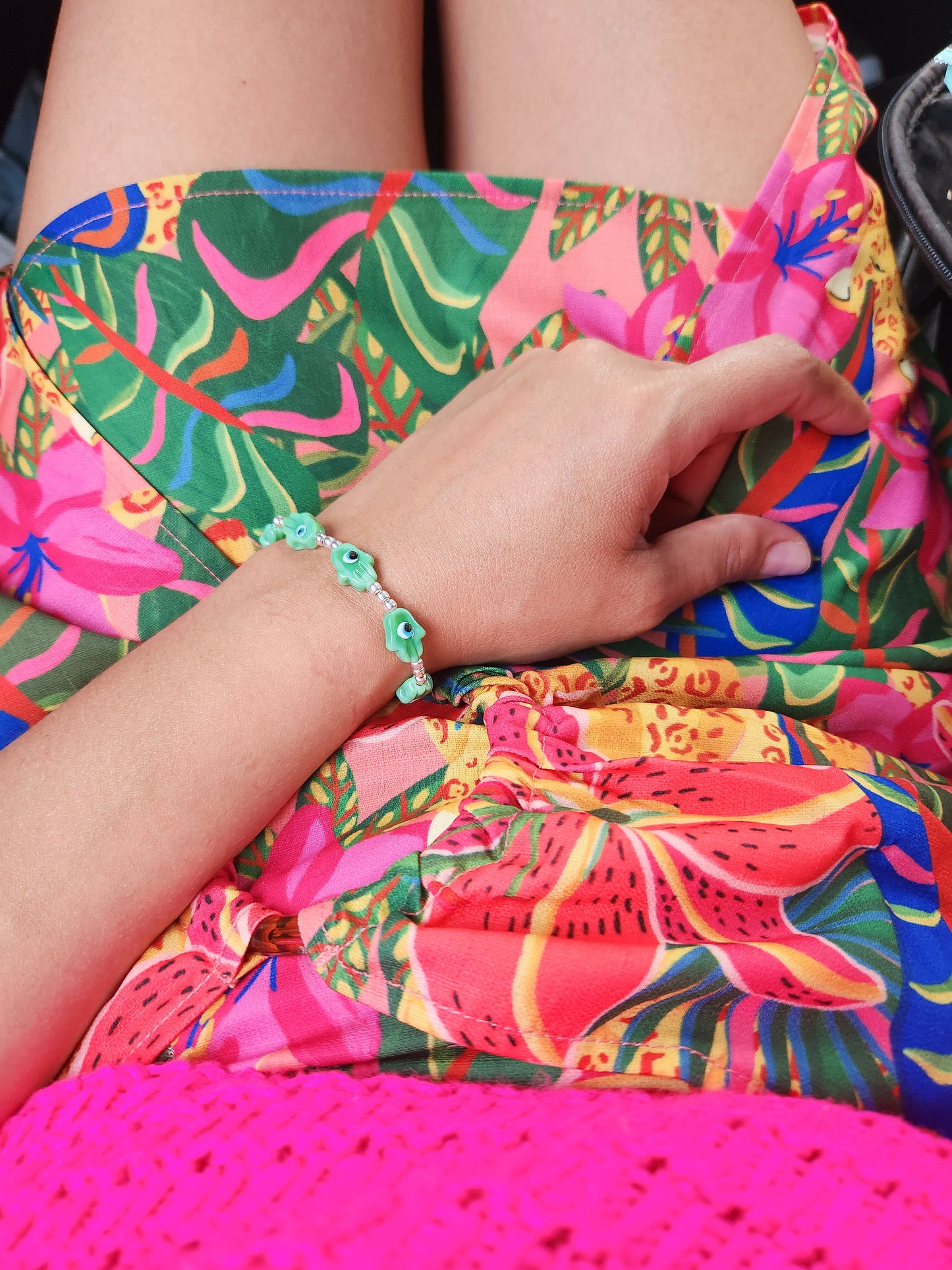 Pulsera de bolitas de plata con mano de fátima y ojito turco VERDE