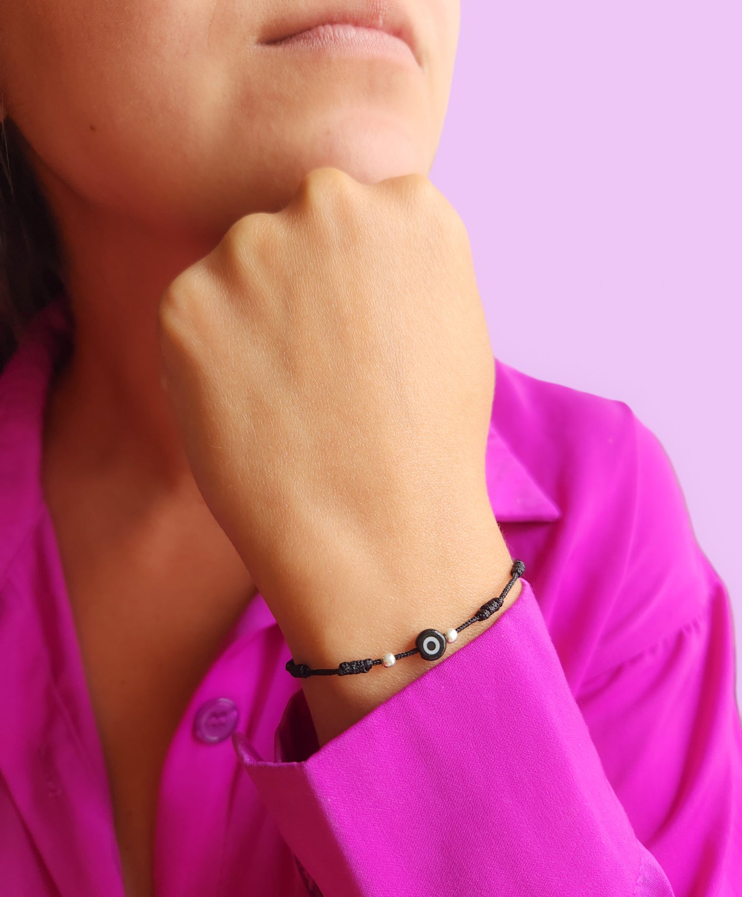 Pulsera de hilo negro con ojo turco y bolitas de plata