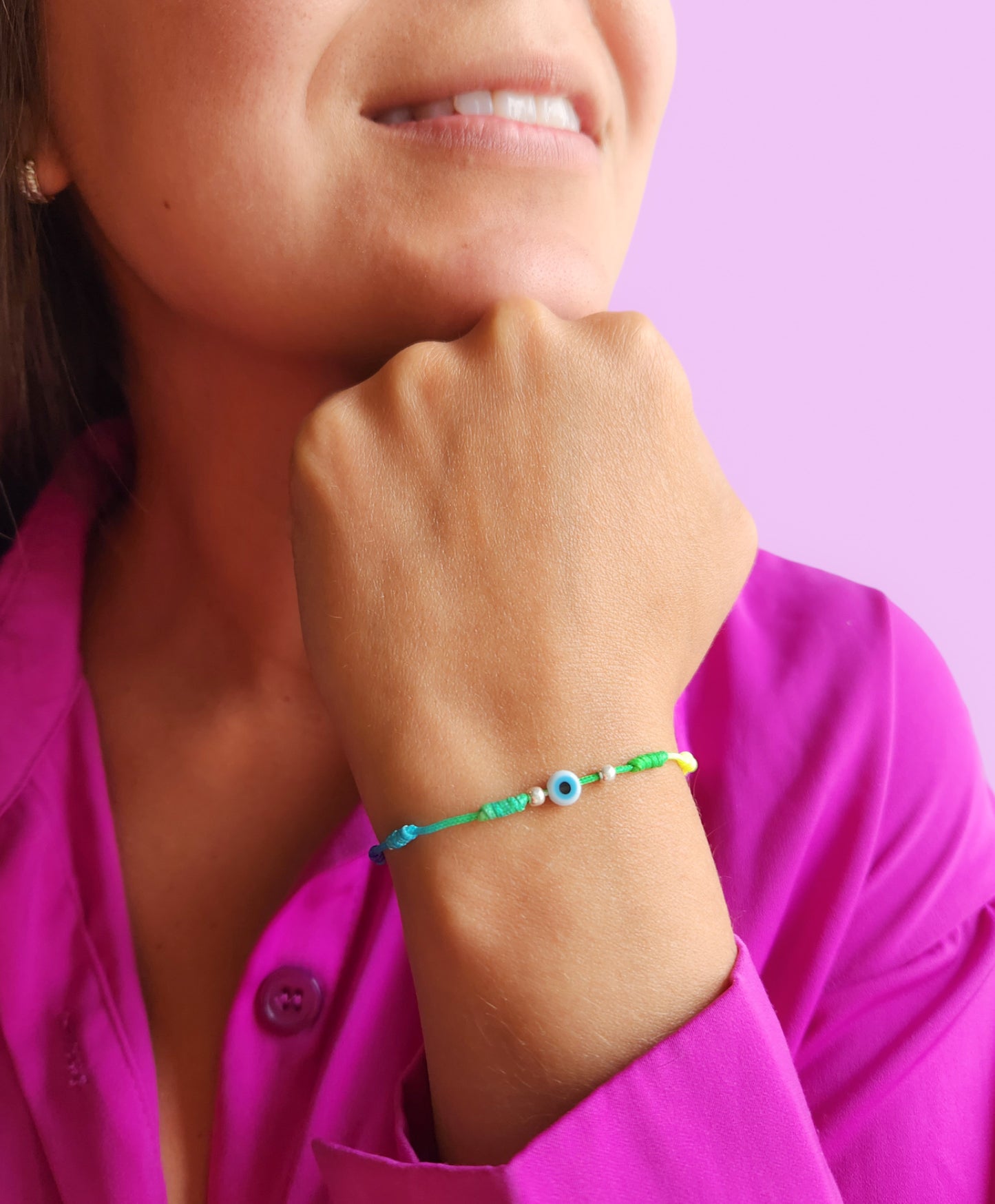 Pulsera de hilo de colores con ojo turco y bolitas de plata