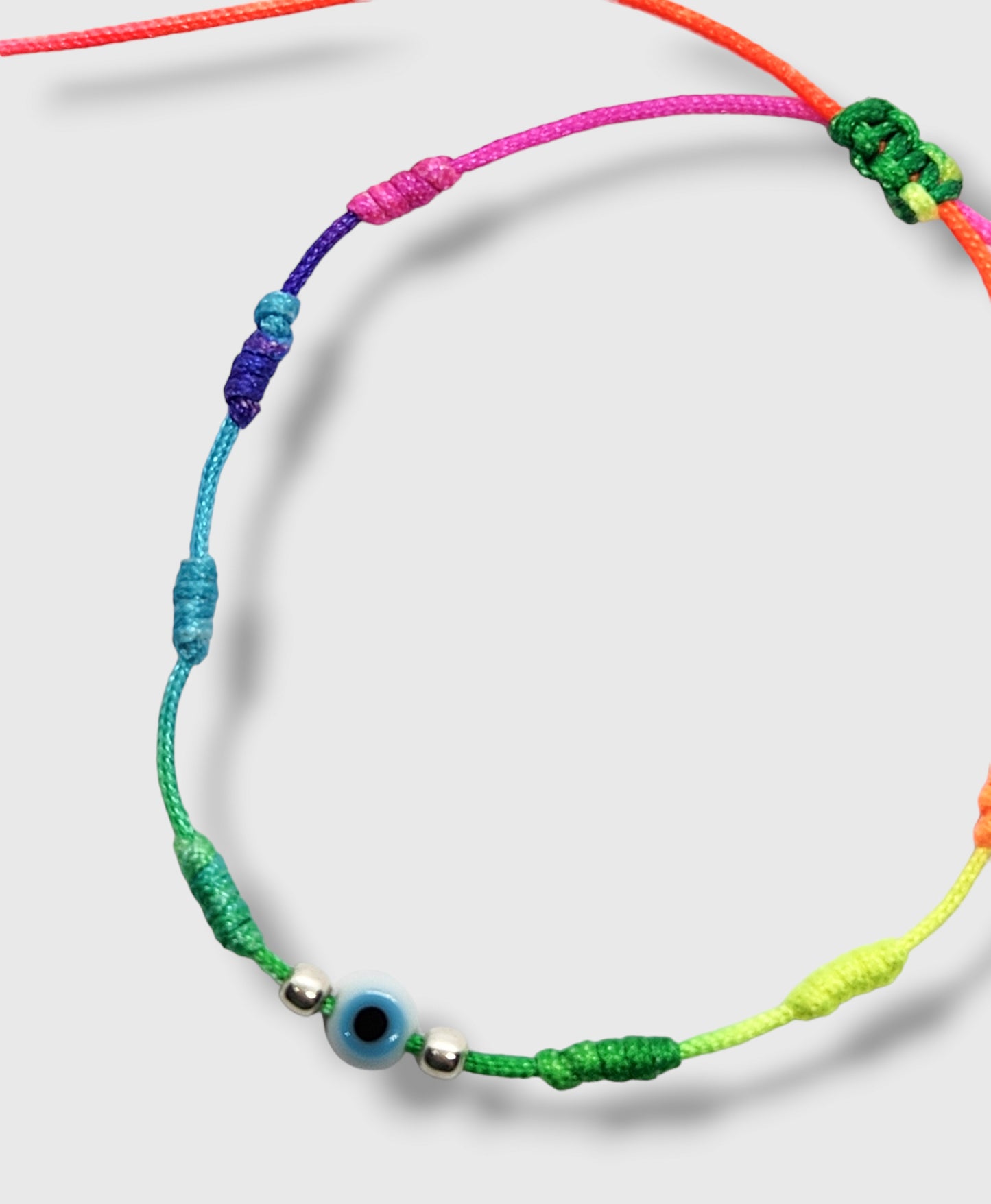 Pulsera de hilo de colores con ojo turco y bolitas de plata