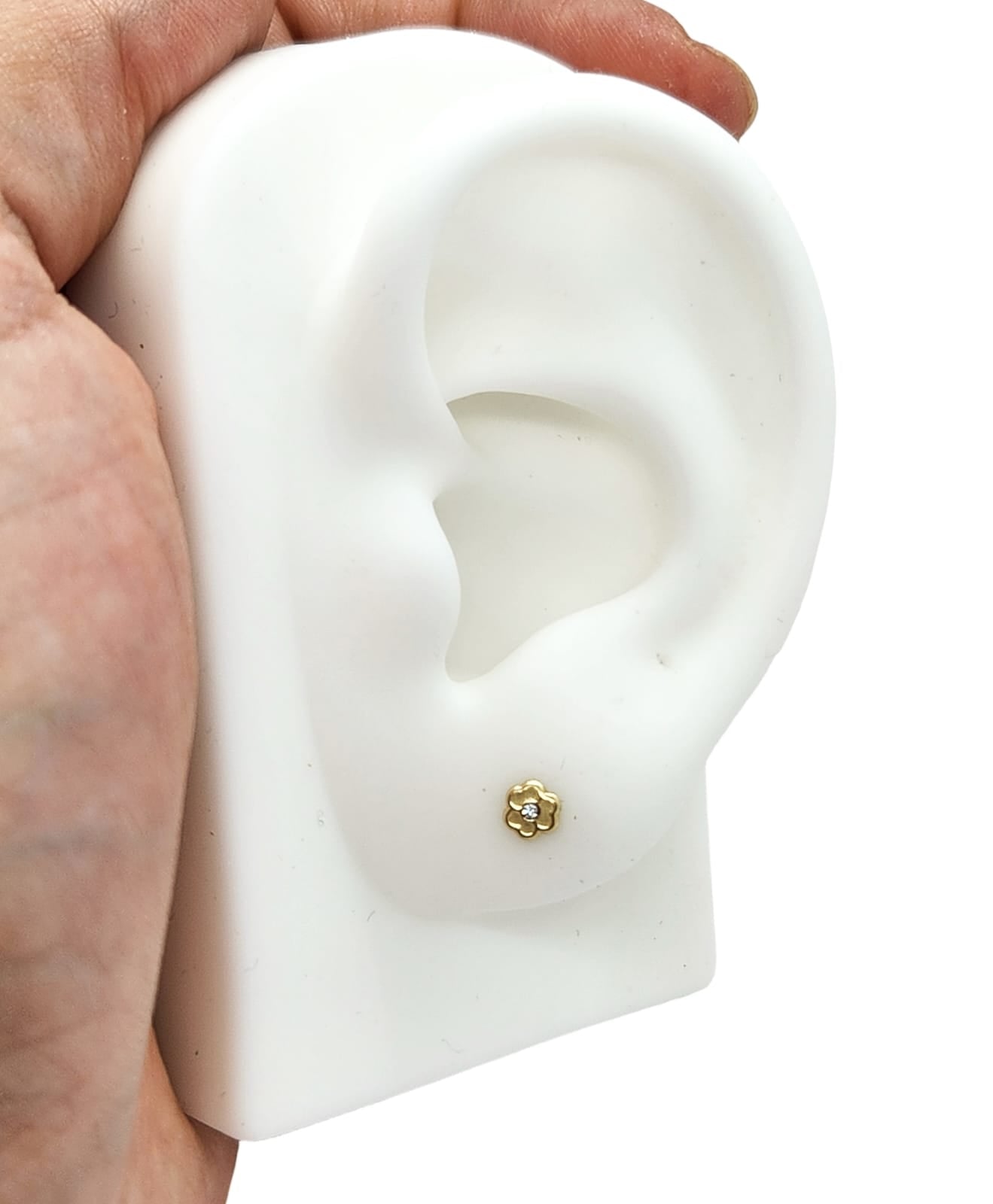 Broquel trébol flor con zirconia blanca mini oro de 10k DORADO